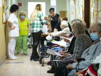 Slovenská pošta mala začať s distribúciou šekov za očkovanie pre seniorov