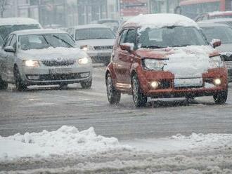 V Bratislave dopravu komplikuje sneženie, stalo sa viacero dopravných nehôd