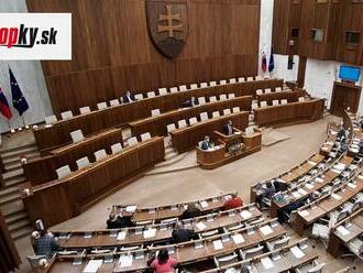 Poslanci budú počas týždňa rokovať dlhšie, skrátia si aj obedovú prestávku