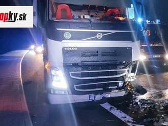 FOTO Tragédia na západe Slovenska: Osobné auto vrazilo do kamióna, vodič na mieste zomrel