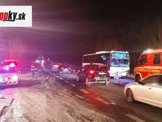 Tragická dopravná nehoda: Zrazil sa autobus s autom, o život prišli dvaja ľudia