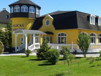 Garni Hotel Velický Zámoček - trojlôžková izba Classic. Užite si romantiku pre dvoch plnú relaxácie.