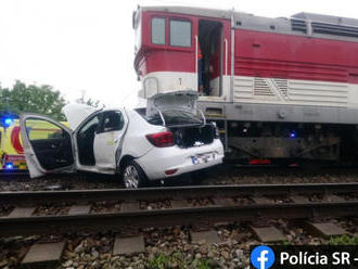 Osobné auto sa v Rakovej zrazilo s vlakom, tri osoby sa zranili