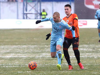 Slovan má pred DAC naďalej náskok päť bodov, jeden duel odložili