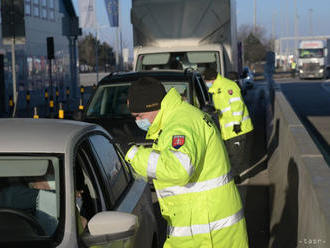 Polícia posilnila kontroly na hraniciach