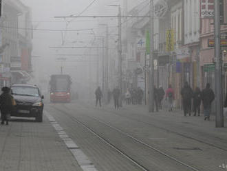 Na viacerých miestach je hustá hmla, niekde i zľadovatený sneh