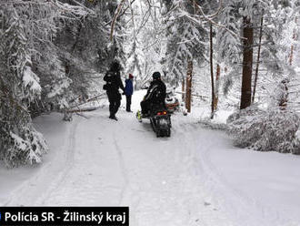 V CHKO Horná Orava policajti zadržali Poliakov na snežných skútroch