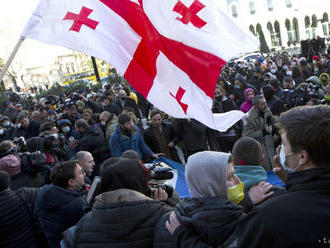 V Gruzínsku pokračujú protesty za vypísanie predčasných volieb