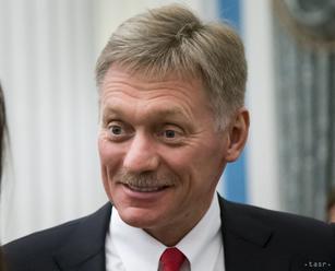 Peskov: Za preplnené detenčné centrá v Moskve môžu sami zadržaní