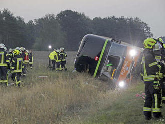 Čelná zrážka auta s autobusom v Maďarsku si vyžiadala dve obete