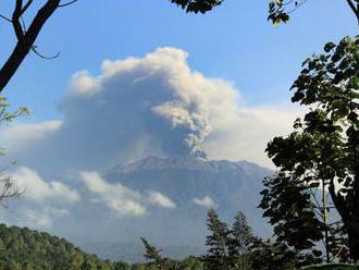 Erupcia sopky na Jáve si vyžiadala uzavretie letiska