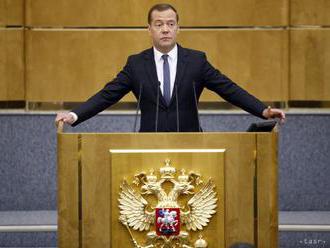 Expremiér Medvedev vyvracia podozrenia z podpory Navaľného