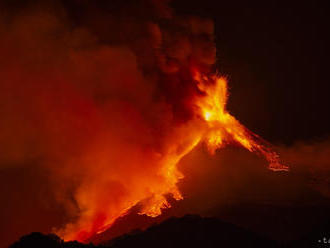 Sopka Etna na Sicílii opäť vybuchla