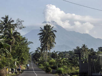 Indonézska sopka Merapi eruptuje, vytekajú z nej prúdy lávy