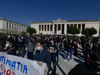 V Grécku pokračujú protesty proti policajným hliadkam na univerzitách