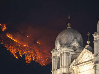 Talianska sopka Etna opäť chrlila lávu a popol