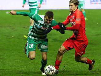 Fotbal v zimních podmínkách: boj s bahnem namáhá třísla, nedá se brzdit