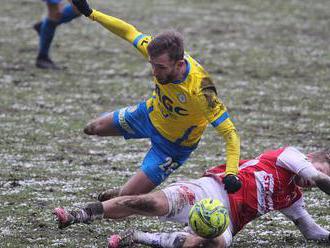 Fotbal v mrazu? Trpí svaly, rozhodčí má svázané ruce