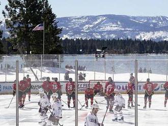 Rarita plná zmatků. Jezero Tahoe hostilo zápas NHL, sluníčko rozpálilo loga