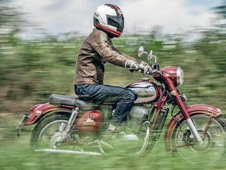 Motocykly Jawa se v Indii vyrábějí už po desítkách tisíc. Jsou na ně fronty