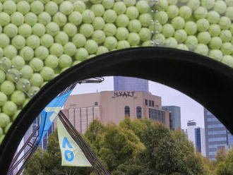 Šéf Australian Open upokojil vášne, stovky ľudí v karanténe turnaj neohrozia