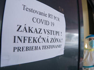 Pribudlo 120 obetí covidu, hospitalizácie sú na novom maxime