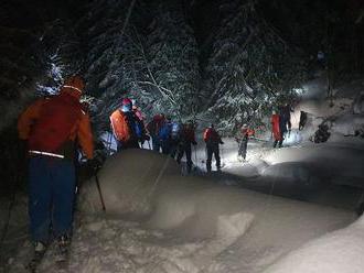 Lavína v Západných Tatrách strhla troch skialpinistov, dvaja neprežili