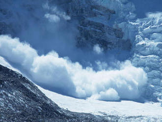 Dvaja skialpinisti odtrhli lavínu v Krkonošiach, jeden z nich zomrel