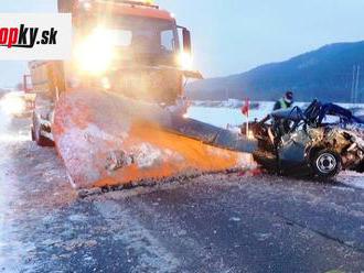 FOTO Hrozivá nehoda pri Sabinove: Cestári sa zrazili s osobnými autami, z jedného je kopa šrotu