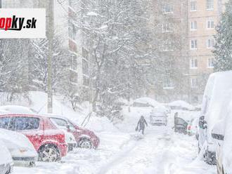 Slovensko zasiahla snehová kalamita: SHMÚ vydal výstrahy, pozor na jazyky a záveje