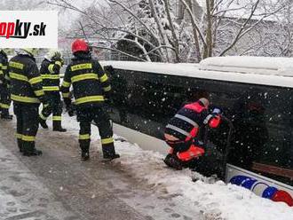 FOTO Autobus s jedenástimi cestujúcimi v Hornej Vsi skončil v potoku: Zranili sa dve osoby