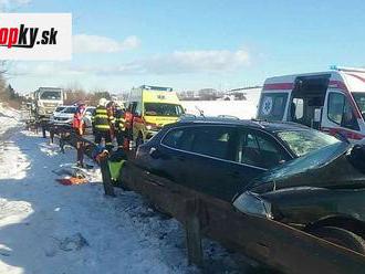 PRÁVE TERAZ Tragická nehoda pri Liptovskom Mikuláši: FOTO V havarovaných autách sedeli aj deti