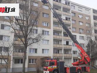 FOTO Hasiči v plnom nasadení: V Komárne horí byt na šiestom podlaží