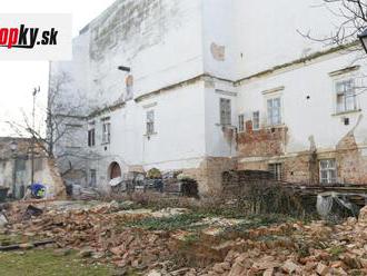 FOTO Pri bývalom arcibiskupskom paláci sa zrútil múr