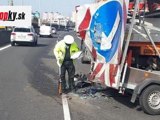 FOTO Na diaľnici D2 narazilo nákladné auto do prenosného dopravného značenia