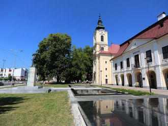 Centrum Brezna už zdobia nadrozmerné kraslice