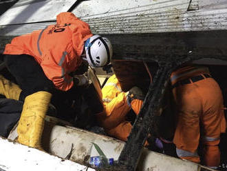 Autobus so stredoškolákmi sa zrútil do strže, mŕtvych je najmenej 26