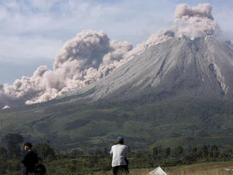 Indonézska sopka Sinabung sa opäť prebudila k životu