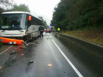 Zrážka dvoch autobusov v Poľsku si vyžiadala najmenej 22 zranených