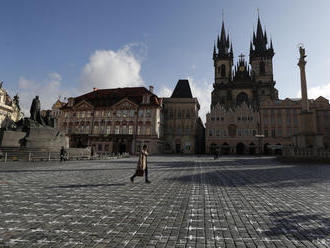 Zvony napoludnie pripomenuli v Česku obete covidu