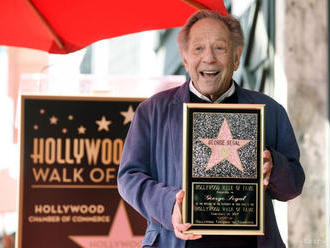 Známy americký herec a hudobník George Segal zomrel vo veku 87 rokov