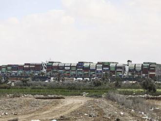 Na vstup do Suezského prieplavu čakajú lode, Egypt zvažuje zľavy