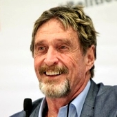 John McAfee obviněn z podvodu s kryptoměnami, hrozí mu 100 let vězení