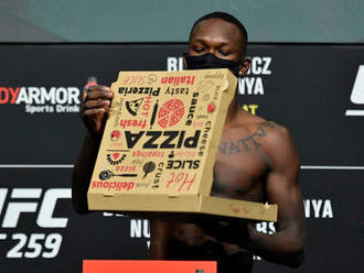 Adesanya na váhe aj s pizzou, ale na Blachowicza stratil 2 kilogramy  