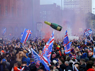 Ohňostroj a ošiaľ v uliciach napriek zákazu. Rangers vyhrali titul po desiatich rokoch