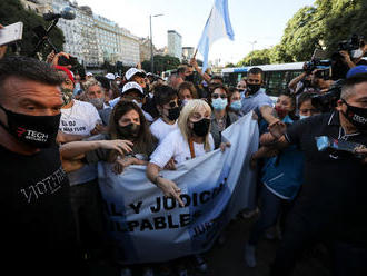 Zabili Maradonu, kričal dav v Buenos Aires. Prišla aj najbližšia rodina