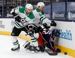 Carolina a New York Islanders pokračujú vo víťaznom ťažení, Sekerov Dallas uspel u súpera