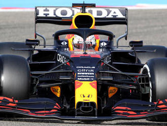 Vonku bolo aj 40 stupňov. Verstappen ovládol všetky tréningy v Sachíre