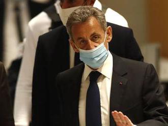 Sarkozy je vinný z korupcie. Na rok musí do väzenia