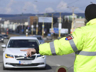 Počet hospitalizovaných klesol pod štyritisíc, opäť pribudlo viac ako 100 obetí